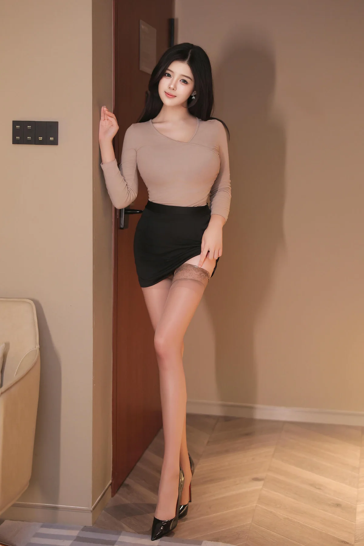 XiuRen 秀人 No.N028 袁圆短裙爆乳肉丝