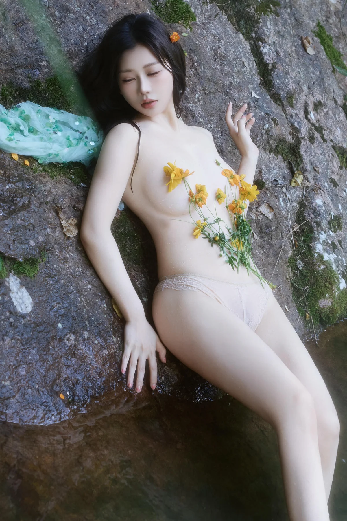 XiuRen 秀人 No.N055 尹甜甜湿身透视梦幻裙